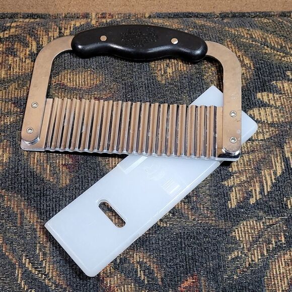 Pampered Chef Crinkle Cutter Garnisher Stainless Steel with Cover #1 - Picture 3 of 3